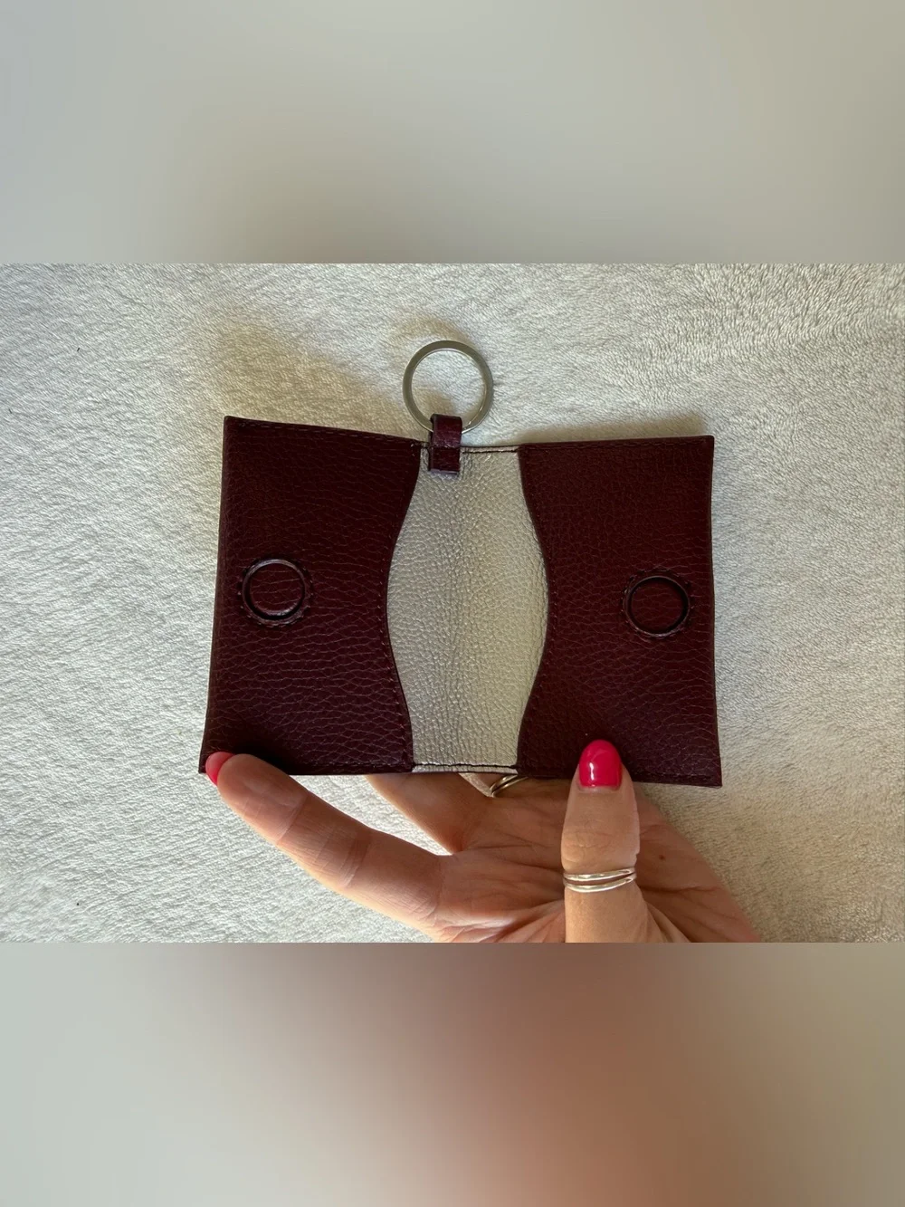 HOBO NWOT Vida Magnetic Card Case Keychain Wallet Burgundy